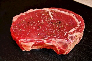 新鲜多汁的生牛排