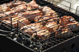 烤架上的美味烤肉