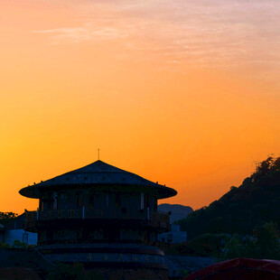 夕阳下的古朴楼阁