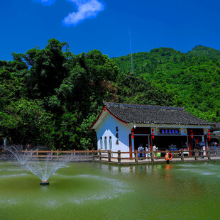湖畔小屋与喷泉景观