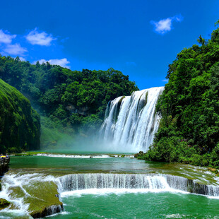 壮丽瀑布与翠绿山林美景