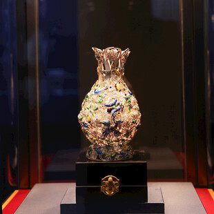 精美金花瓶展示