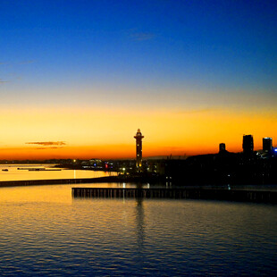 海滨城市日落美景