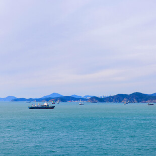 海上船只与远处山峦美景
