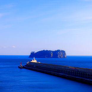海上栈桥与远方岛屿