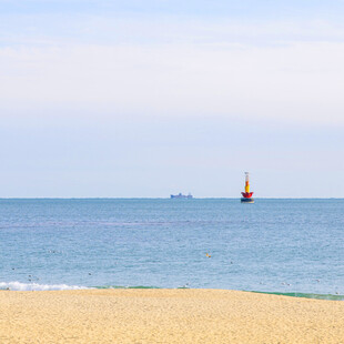 海边沙滩与远处海上景象