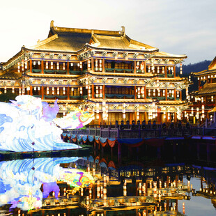 中式古典建筑夜景倒影