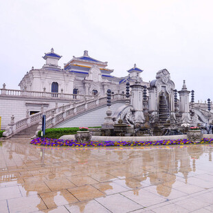 雨中宏伟庙宇建筑景观