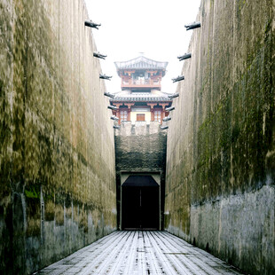 古城墙下的幽深通道