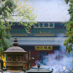 古寺焚香场景