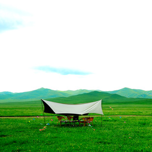 草原上的露营休憩场景