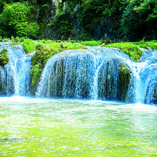 山间碧潭瀑布美景