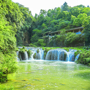 山间秀丽瀑布与碧绿潭水