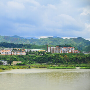 江边山城风光