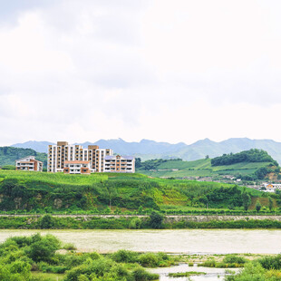 河畔青山间的现代建筑群