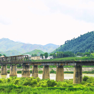 山间铁桥横跨绿野