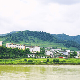 江边青山下的城镇风光