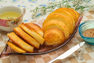 美味面包摆放在餐桌