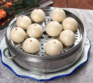 蒸笼里的美味豆沙包