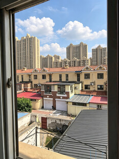 窗外城市建筑景观