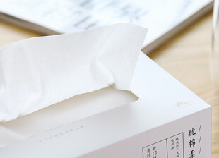 白色盒装抽纸置于桌面