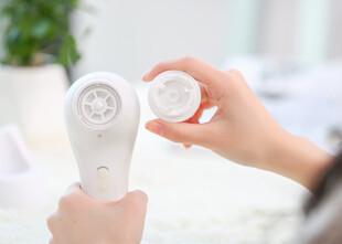 手持白色电器拆解展示
