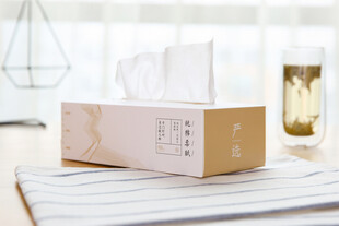 简约纸巾盒置于温馨桌面