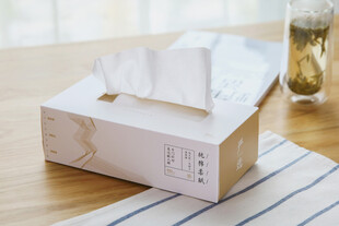 简约纸巾盒摆放在桌面上
