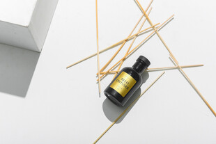 精油瓶与香薰棒静物展示