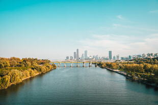 河畔城市风光