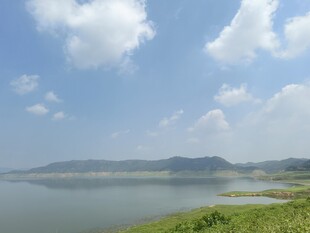 湖畔蓝天美景