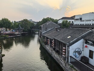 江南水乡河畔古朴建筑