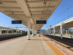 空旷的火车站站台