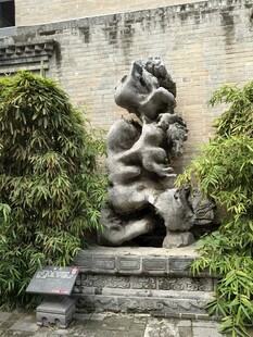 古朴雕塑展现独特艺术魅力