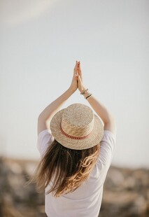 女子户外双手合十做冥想