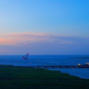海边黄昏美景与船只