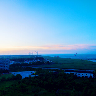黄昏下的城市与开阔原野