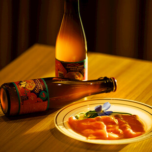 桌上啤酒与美味三文鱼