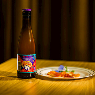 桌上啤酒与美味菜肴