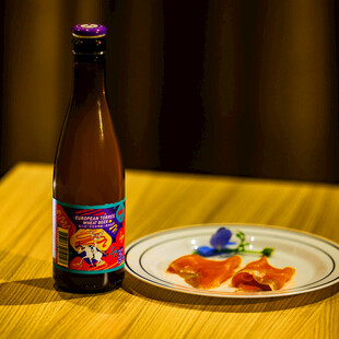瓶装啤酒搭配精致小食
