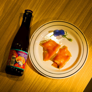 瓶装饮品配美味三文鱼