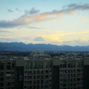 城市黄昏远眺连绵山脉