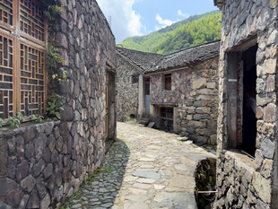 岩下石头村