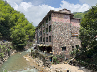 溪边古朴石砌多层建筑