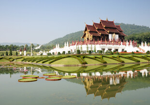 湖畔泰式建筑景观倒影