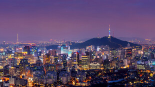 城市夜景与远山相映成趣