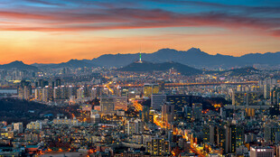 城市暮色中的山峦美景