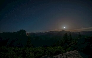 月夜下的静谧山林景色