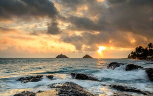 海边日落时的壮丽礁石景观