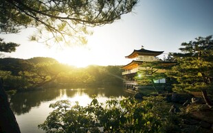 湖畔古亭映夕阳美景